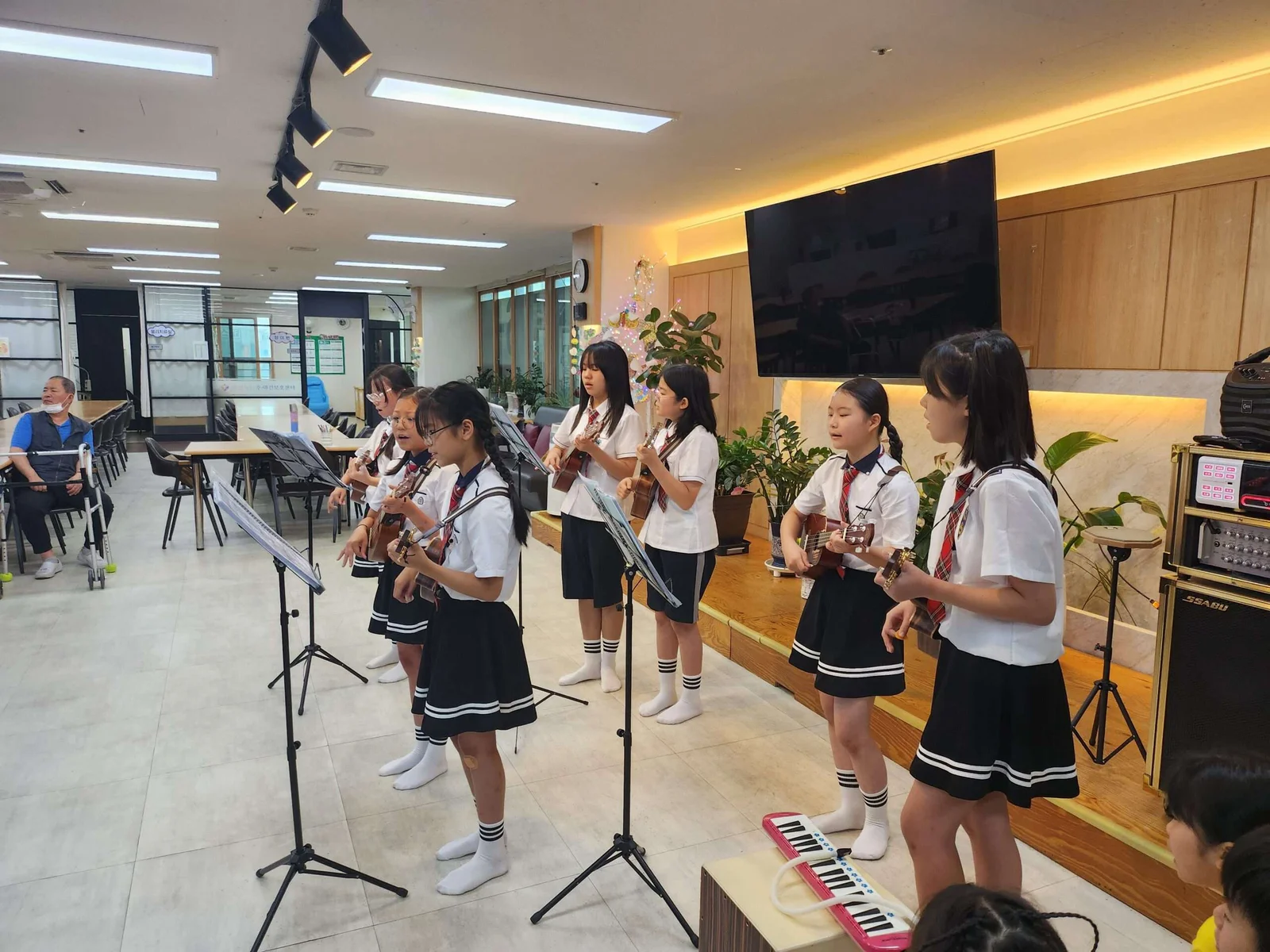 [매홀지역아동센터] 희망드림단, 어르신을 위한 특별한 공연 봉사 펼쳐